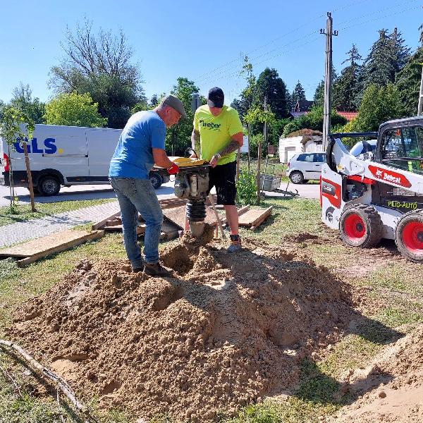 Megkezdődött az óriási Petőfi-homokszobor építése a tavaknál - képekkel