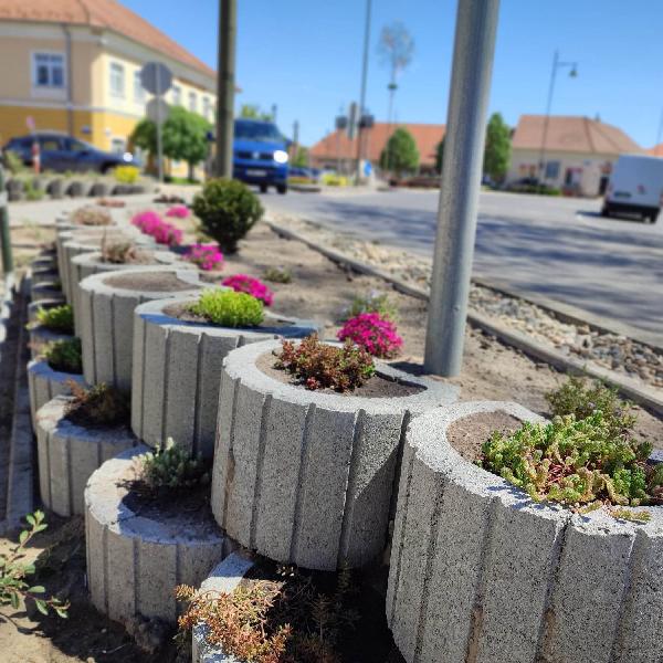 Mutatjuk a Fő utca két új "lépcsős" ágyását