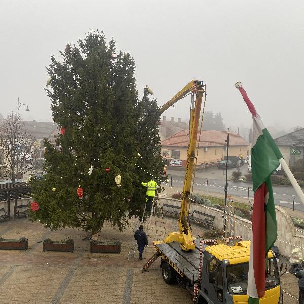Javában díszítik a város karácsonyfáját