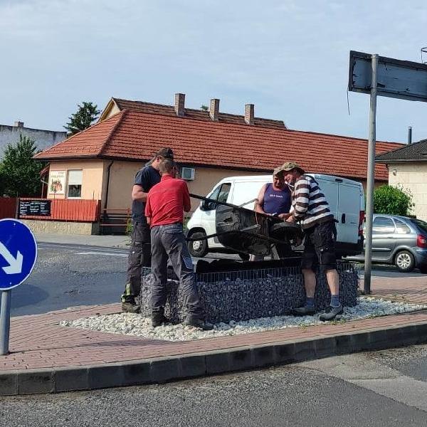 Gabion ágyás épül a Fő utca és a Csobánkai út találkozásánál - fotókkal