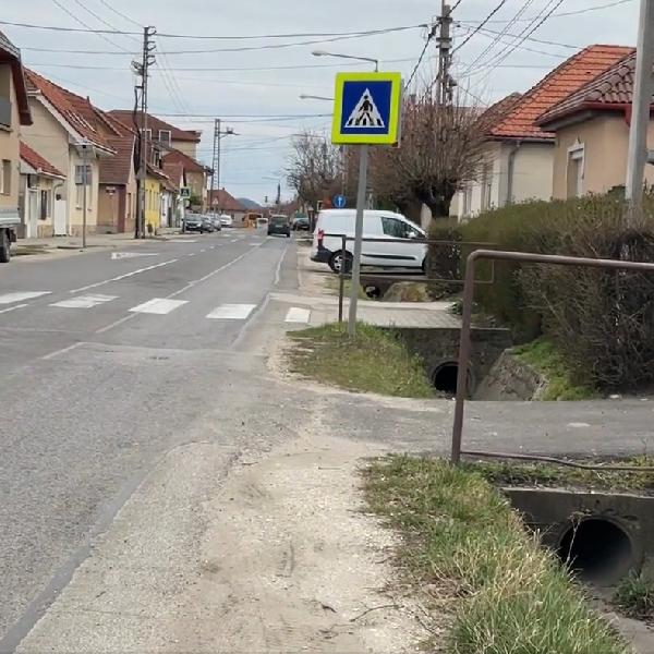 Árokfedéssel parkolókat és áthelyezett buszmegállót kap a Szabadság utca