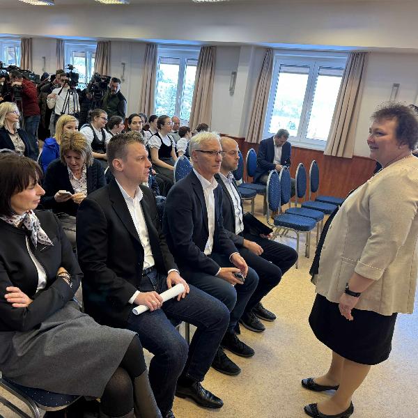 Ünnepélyes átadó és fejlesztési bejelentések a Friedrich Schiller Gimnáziumban