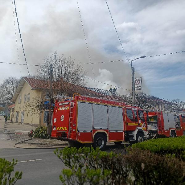 Lángokban állt a Fő utcai épület 