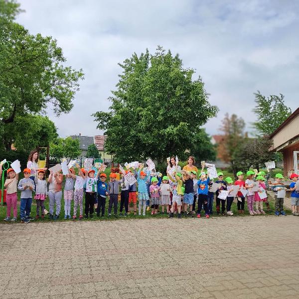 Matricát, gyűjtőfüzetet és fagyikupont kaptak a vörösvári gyerekek - képekkel