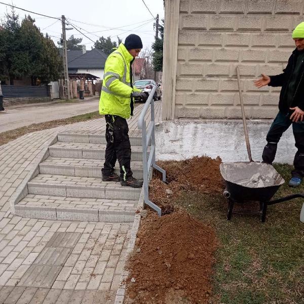 Korlát készült a Petőfi Sándor utcában