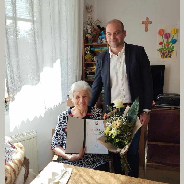 95. születésnapján köszöntötte Gyöngyi nénit Fetter Ádám polgármester