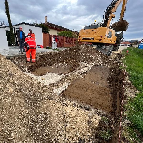 Zajlik az útépítés a Mindszenty utcában és a Freiäcker utcában