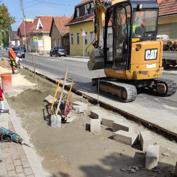 Szabadság utcai beruházás - már a páros oldalon zajlik a munka