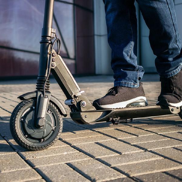 Elektromos rollerek: csak biztonságosan és szabályosan