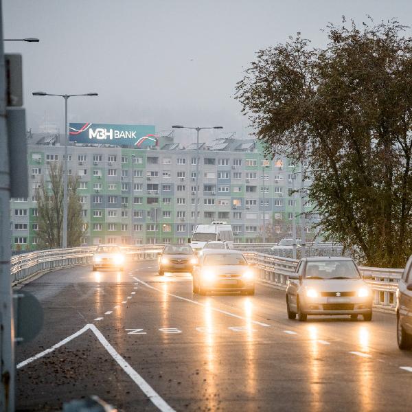 Megújult és újra a közlekedőké a Flórián téri felüljárók déli hídja – péntektől indul a felújítás második üteme, lezárják az északi hidat
