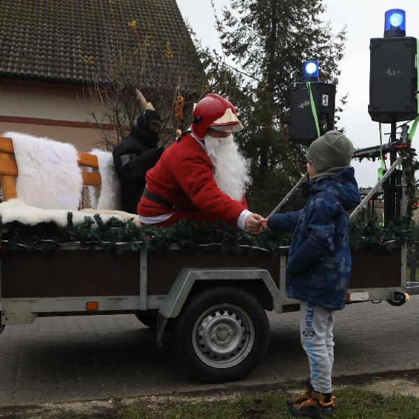 Zenélő tűzoltóautón érkezik a Mikulás a városba szombaton